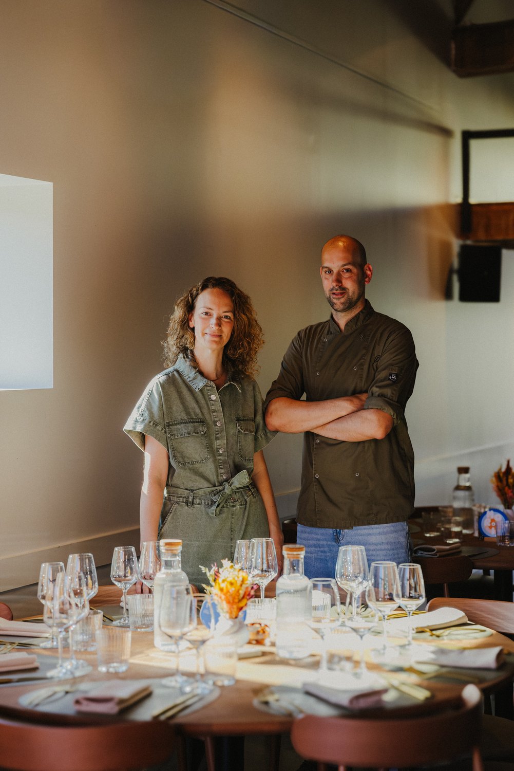 Gastvrouw en gastheer van De Glazen Toren in de feestzaal in Affligem